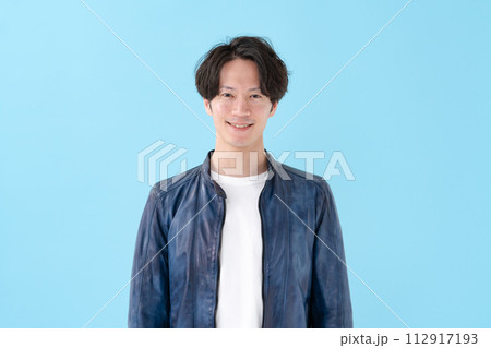 笑顔の男性 112917193