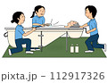 訪問入浴サービスで入浴する高齢男性 112917326