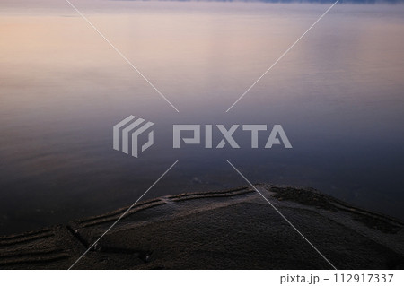 早朝の静かな海 112917337