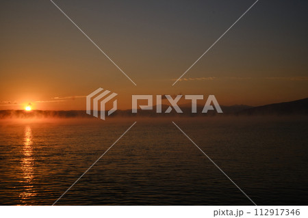 太陽に照らされて光る幻想的なけあらし 太陽に照らされて光る幻想的なけあらし 112917346