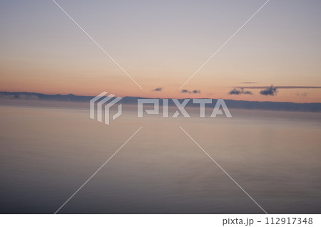 錦江湾の朝焼けの景色 112917348