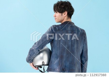 ヘルメットを持った男性 ヘルメットを持った男性 112917360