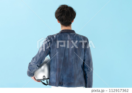 ヘルメットを持った男性 112917362