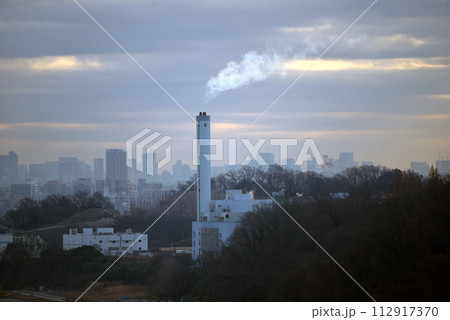 早朝の処理工場と白煙 早朝の処理工場と白煙 112917370