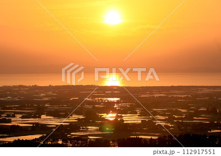 舟見城址からの水田と夕日 112917551