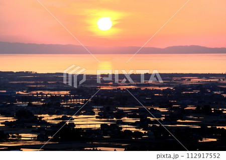 舟見城址からの水田と夕日 112917552