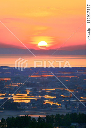 舟見城址からの水田と夕日 112917557