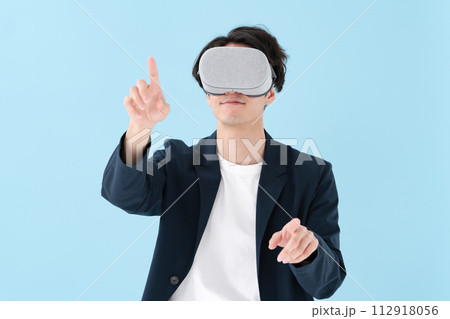 VRゴーグルを使う男性 112918056