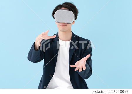 VRゴーグルを使う男性 VRゴーグルを使う男性 112918058