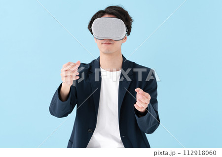 VRゴーグルを使う男性 VRゴーグルを使う男性 112918060