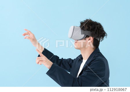 VRゴーグルを使う男性 VRゴーグルを使う男性 112918067