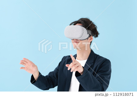 VRゴーグルを使う男性 VRゴーグルを使う男性 112918071