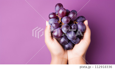 手に持ったブドウ 112918336
