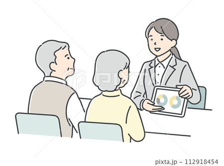 シニア夫婦に案内をする営業担当者 シニア夫婦に案内をする営業担当者 112918454