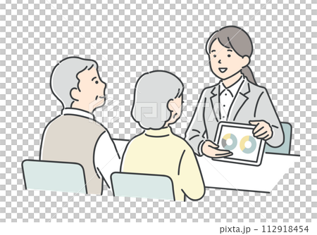 シニア夫婦に案内をする営業担当者 シニア夫婦に案内をする営業担当者 112918454