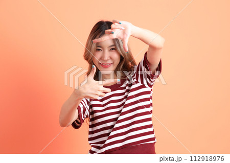 20s Asian woman 112918976