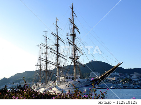 長崎港に停泊する海王丸 112919128