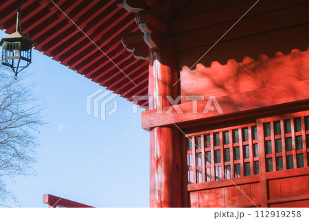 神楽殿に差し込む光【鼻顔稲荷神社】 112919258