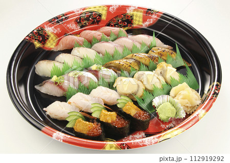 新鮮で美味しそうな持ち帰りのお寿司 新鮮で美味しそうな持ち帰りのお寿司 112919292