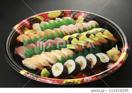 新鮮で美味しそうな持ち帰りのお寿司 112919295