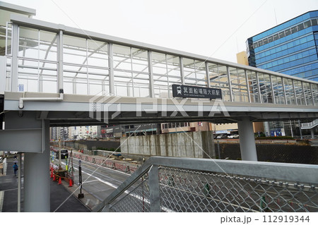 箕面船場阪大前　国道423号線上の高架連絡歩道の風景 112919344