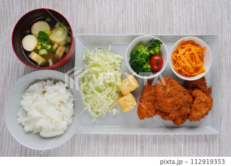 美味しそうなチキンカツと野菜たっぷりの和食ランチプレート 美味しそうなチキンカツと野菜たっぷりの和食ランチプレート 112919353