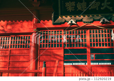 神楽殿に差し込む光【鼻顔稲荷神社】 神楽殿に差し込む光【鼻顔稲荷神社】 112920219