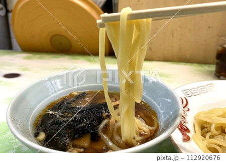 【町中華・ラーメン】ツヤツヤの多加水麺のつけ麺・醤油スープ(箸上げ) 【町中華・ラーメン】ツヤツヤの多加水麺のつけ麺・醤油スープ(箸上げ) 112920676