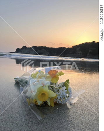 サンセットの時の花束と海 112920857