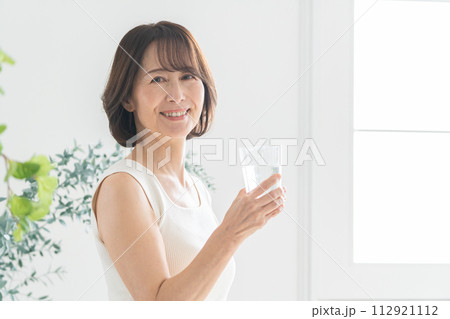 水を飲むミドル女性 水を飲むミドル女性 112921112