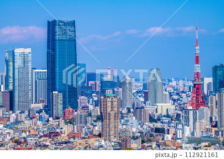 日本の東京都市景観 東京シティビュー。麻布台ヒルズや東京タワーなどを望む 日本の東京都市景観 東京シティビュー。麻布台ヒルズや東京タワーなどを望む 112921161