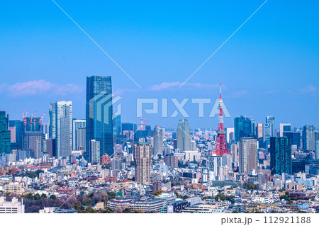 日本の東京都市景観 東京シティビュー。麻布台ヒルズや東京タワーなどを望む 112921188