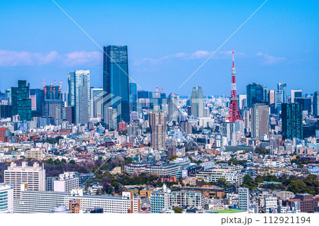 日本の東京都市景観 東京シティビュー。麻布台ヒルズや東京タワーなどを望む 日本の東京都市景観 東京シティビュー。麻布台ヒルズや東京タワーなどを望む 112921194