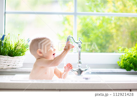 Little baby taking bath 112921428