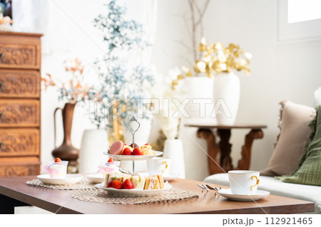 ホテルのアフタヌーンティー 112921465