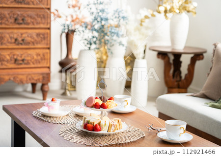 ホテルのアフタヌーンティー 112921466