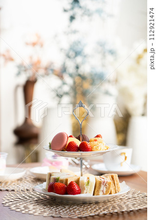 ホテルのアフタヌーンティー 112921474