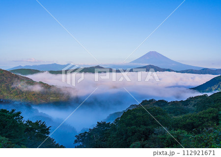 (神奈川県)大雲海の箱根大観山から望む富士山 (神奈川県)大雲海の箱根大観山から望む富士山 112921671
