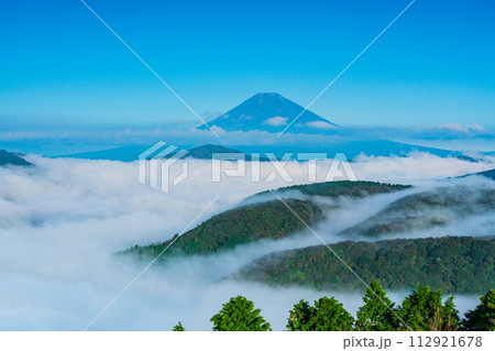 （神奈川県）大雲海の箱根大観山から望む富士山 112921678