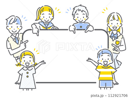 明るい笑顔の子供たちのフレーム　シンプルでお洒落な線画イラスト 112921706