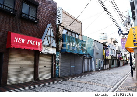 ドブ板通りの朝（神奈川県横須賀市本町2丁目） 112922262