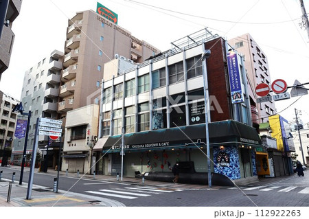 ドブ板通りの朝(神奈川県横須賀市本町2丁目) ドブ板通りの朝(神奈川県横須賀市本町2丁目) 112922263