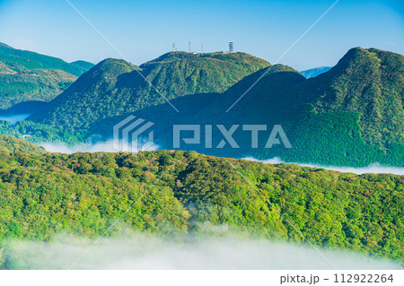(神奈川県)雲海に包まれた箱根外輪山の二子山 (神奈川県)雲海に包まれた箱根外輪山の二子山 112922264