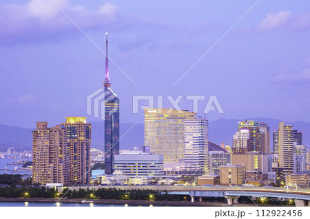 美しい福岡の夕景 桜の福岡タワー 112922456