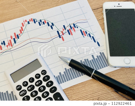 暴落する株価 暴落する株価 112922461
