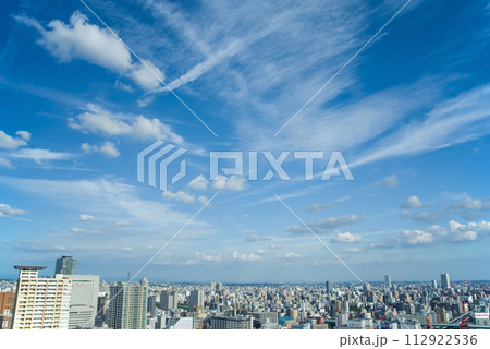 雲のある空と都市風景(名古屋市) 112922536