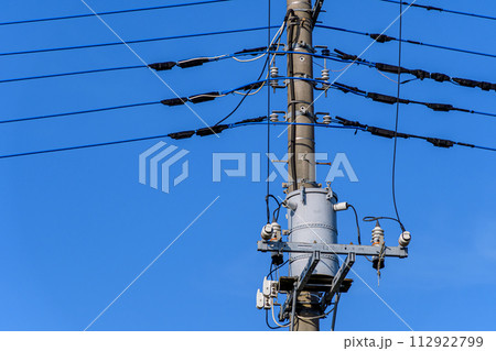 青空に映える電信柱と電線 青空に映える電信柱と電線 112922799