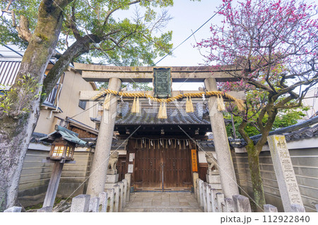 靈光殿天満宮（霊光殿天満宮）　山門と紅梅 112922840