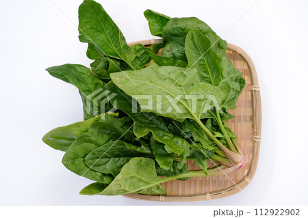 ザルに乗ったほうれん草 112922902