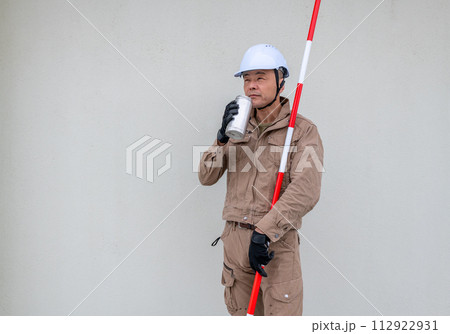 作業の合間に水分補給をする現場系ワーカー 作業の合間に水分補給をする現場系ワーカー 112922931